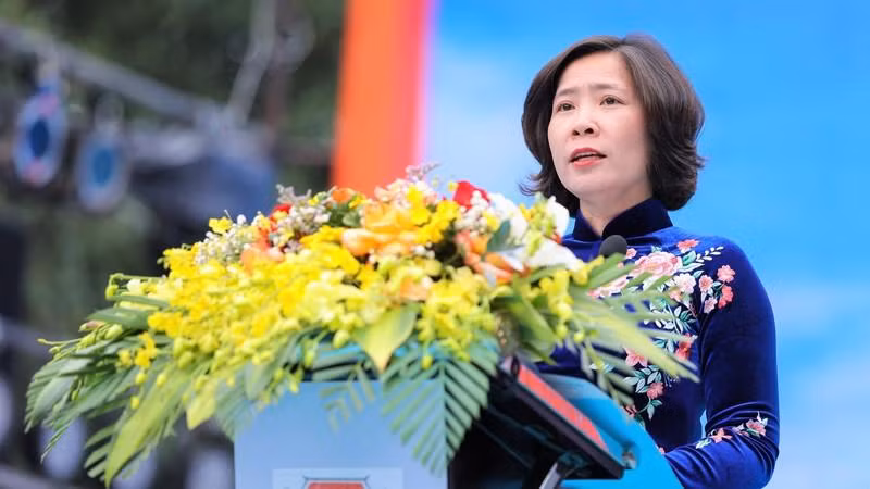 Chairman of the Hanoi Women's Union Le Kim Anh speaks at the event.