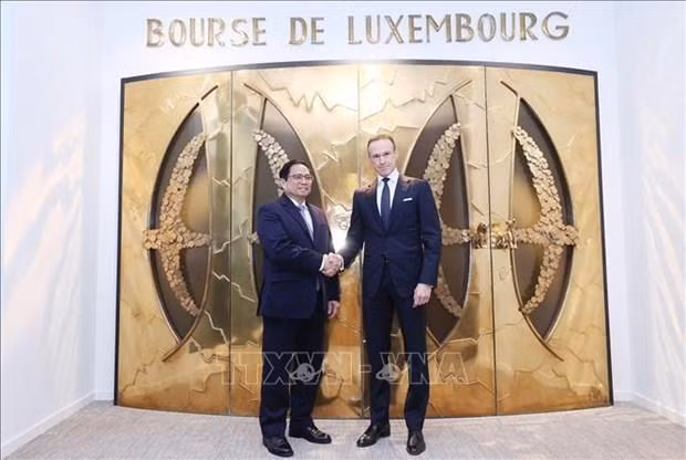Prime Minister Pham Minh Chinh (L) and LuxSE Chairman Alain Kinsch (Photo: VNA)