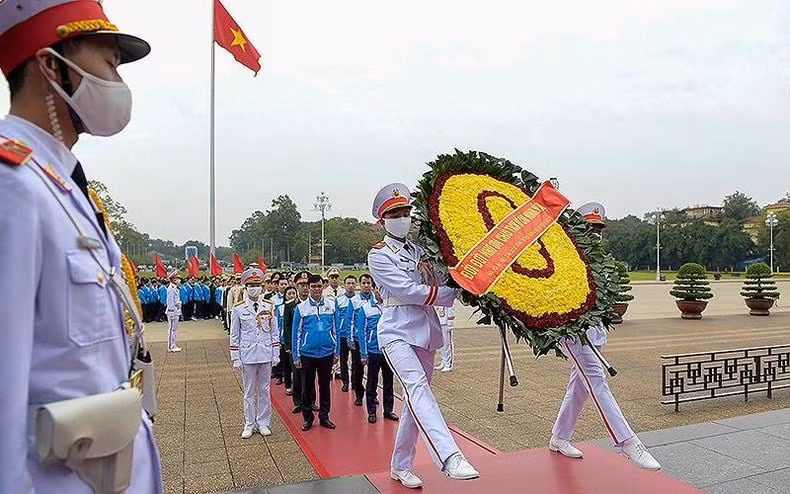 First Secretary of the 11th HCYU Central Committee Bui Quang Huy and delegates paid tribute to late President Ho Chi Minh at his mausoleum in Hanoi.