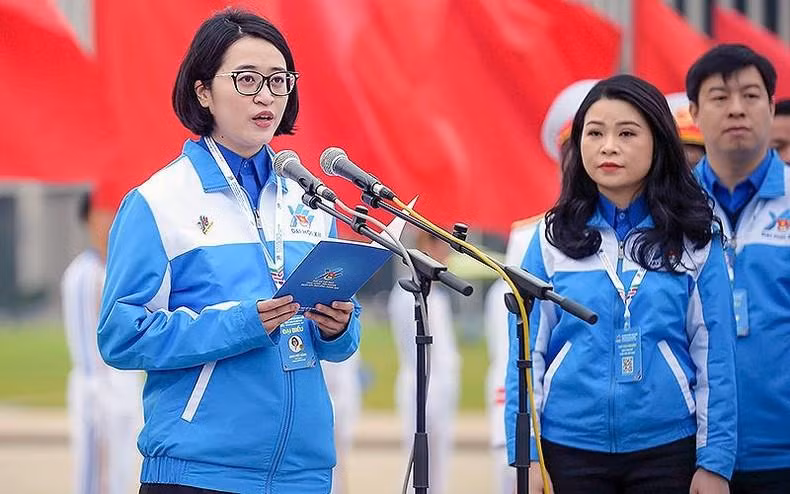 Assoc. Prof. Dr. Dao Viet Hang, Deputy Director of the Endoscopy Center of Hanoi Medical University Hospital, on behalf of the youth of the whole country, reported to Uncle Ho on the remarkable achievements recorded of the youth union work and youth movements in 2017-2022.