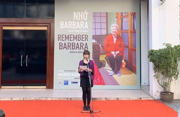 French documentary photographer and videographer Maureen Ragoucy at the opening ceremony of the exhibition. (Source: baoquocte.vn)