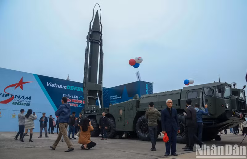 People were excited about the R-17E surface-to-surface missile with a length of 11.25m and a maximum range of 300km.