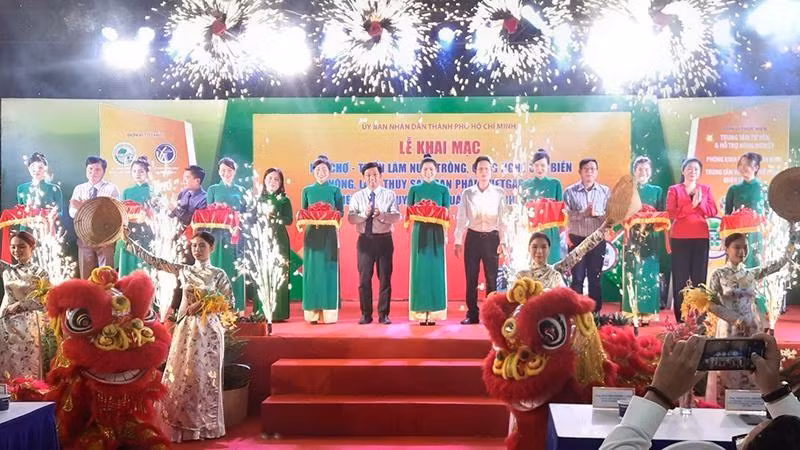 Delegates cutting the ribbon to open the exhibition and fair.