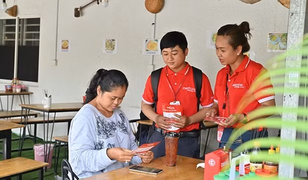 Metfone staff assist a customer (Source: Khmer Times)