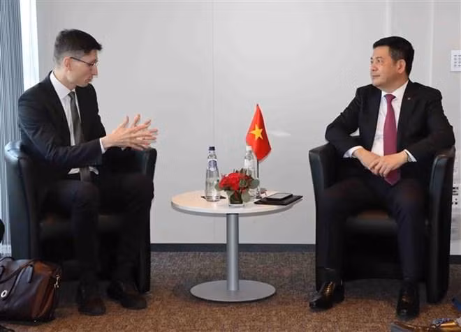 Minister of Industry and Trade Nguyen Hong Dien (right) meets Vice President of FESI Manuel Pauser on December 14 on the sidelines of the summit commemorating the 45th year of the EU-ASEAN diplomatic relations. (Photo: VNA)