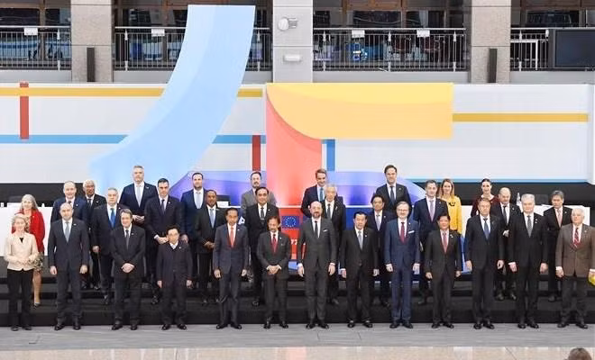 Leaders to the ASEAN-EU Commemorative Summit in a group photo. (Photo: VNA)