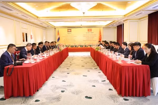 Representatives from the Ministry of Public Security’s Immigration Department and the Cambodian Home Affairs Ministry’s General Department of Immigration attend the meeting. (Photo: VNA)