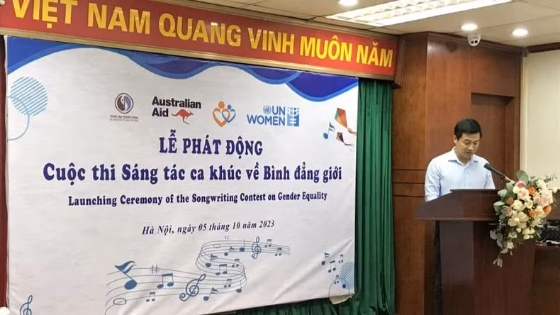 Vu Minh Ly, the Deputy Director of the Centre for Communication of Natural Resources and Environment under the Ministry of Natural Resources and Environment speaks at the launch ceremony.