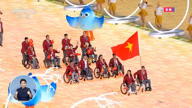 The Vietnamese disabled sports delegation entered the stadium.