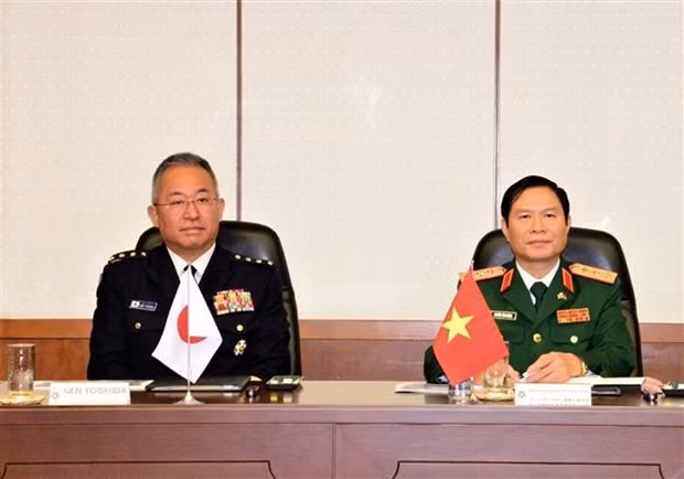 Senior Lieutenant General Nguyen Tan Cuong, Chief of the General Staff of the Vietnam People’s Army (VPA) (R) holds talks with General Yoshida Yoshihide, Chief of Staff of the Japan Self-Defence Forces Joint Staff. (Photo: VNA) Senior Lieutenant General Nguyen Tan Cuong, Chief of the General Staff of the Vietnam People’s Army (VPA) (R) holds talks with General Yoshida Yoshihide, Chief of Staff of the Japan Self-Defence Forces Joint Staff. (Photo: VNA)