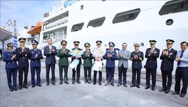 Members of the Korea Coast Guard (KCG)'s training ship BADARO (3011HAM) are welcomed at the port in Hai Phong on October 30. (Photo: VNA)