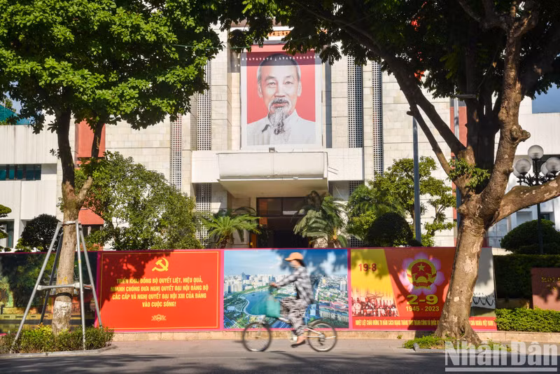 [In Pictures] Streets of Hanoi coloured in flags and flowers to celebrate Vietnam's National Day ảnh 3