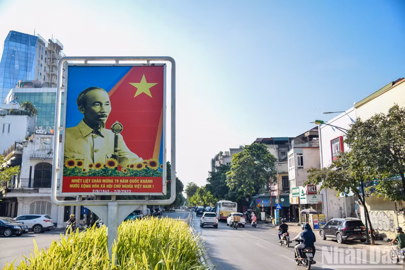 The key streets are installed with posters. This is Dien Bien Phu Street (Hoan Kiem, Hanoi). The key streets are installed with posters. This is Dien Bien Phu Street (Hoan Kiem, Hanoi).