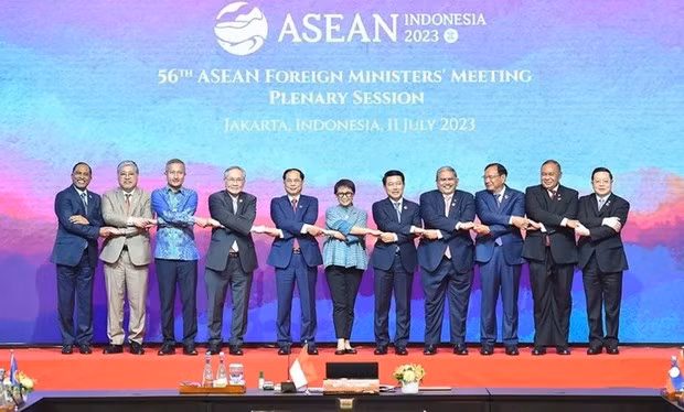 ASEAN foreign ministers pose for a group photo at their 56th meeting in Jakarta, Indonesia, on July 11, 2023. (Photo: VNA)