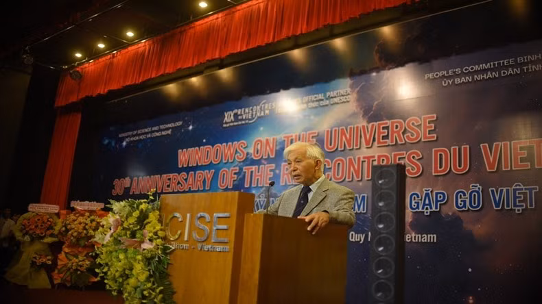 Professor Tran Thanh Van speaks at the conference.
