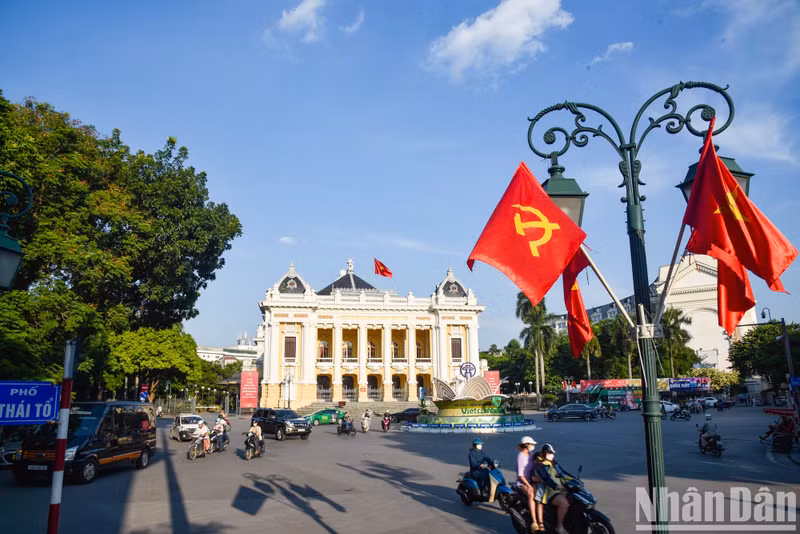 [In Pictures] Streets of Hanoi coloured in flags and flowers to celebrate Vietnam's National Day ảnh 1