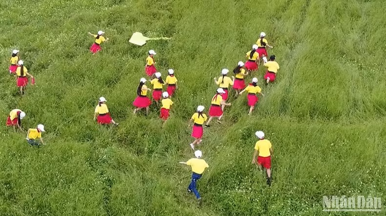 The 'Moc Chau Tour' application helps to promote tourism products in Moc Chau District.