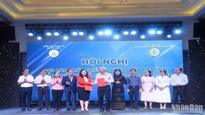 Khanh Hoa Department of Tourism and Dak Lak Department of Culture, Sports and Tourism presented a Memorandum of Understanding on cooperation and association in tourism development for the 2023-2025 period.