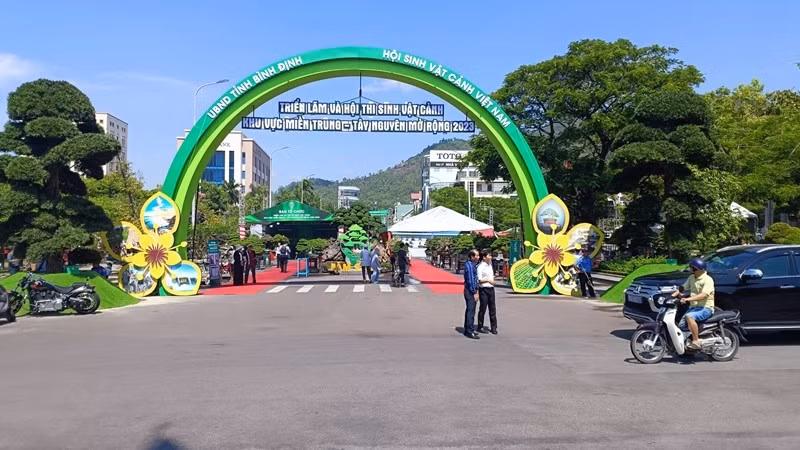 Exhibition and contest on ornamental plants in the Central-Central Highlands region 