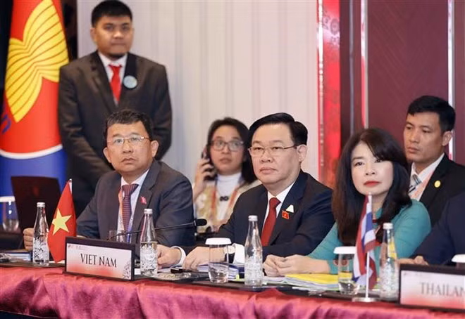 Chairman of the National Assembly Vuong Dinh Hue (centre) at a meeting of the ASEAN Inter-Parliamentary Assembly (AIPA) Executive Committee in Jakarta. (Photo: VNA)