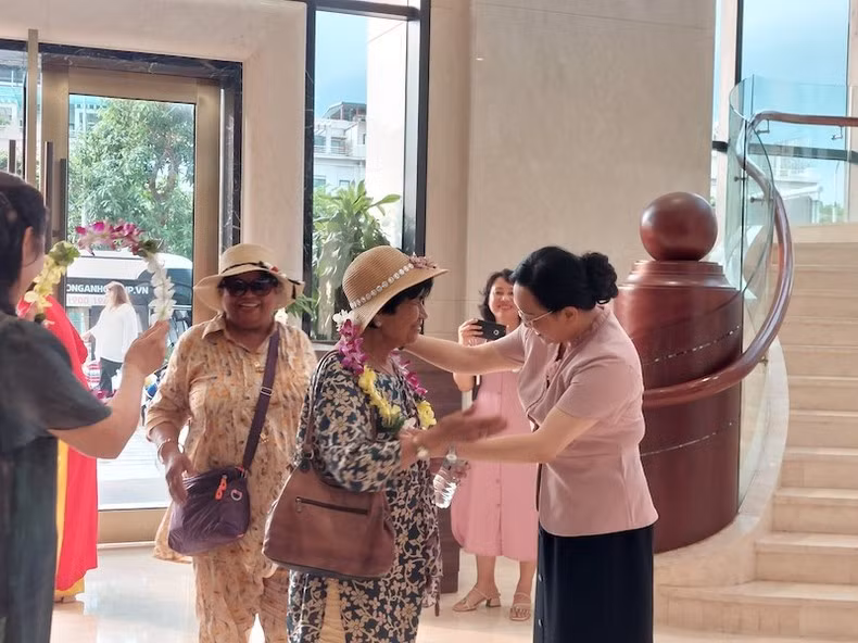 Representatives of leaders of Quang Ninh Department of Tourism presented flowers to visitors.