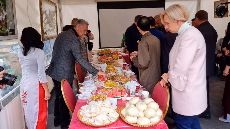 Participants enjoy Vietnamese cuisine.