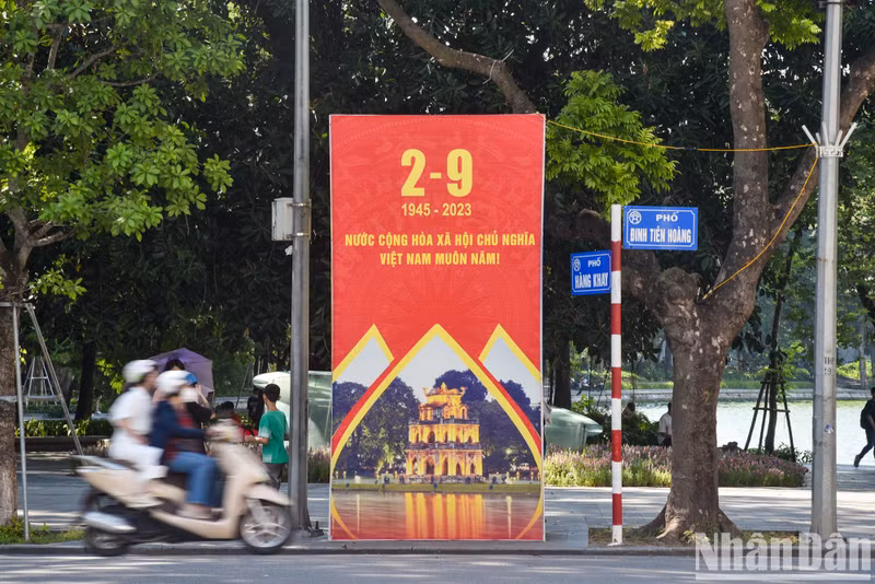 [In Pictures] Streets of Hanoi coloured in flags and flowers to celebrate Vietnam's National Day ảnh 2