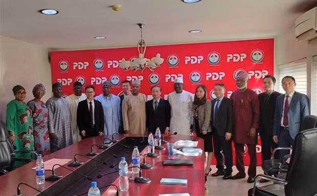 Vietnamese and Nigerian officials in a group photo. (Source: VNA)