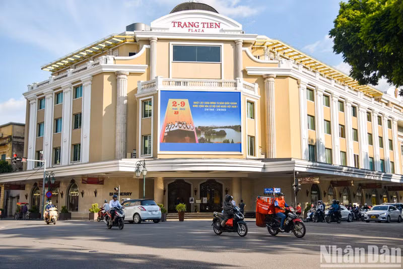 The large-sized picture celebrating the 78th National Day of Vietnam is located at Trang Tien Plaza. The large-sized picture celebrating the 78th National Day of Vietnam is located at Trang Tien Plaza.
