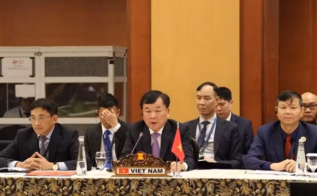 Deputy Defence Minister Senior Lieutenant General Hoang Xuan Chien speaks at the meeting (Photo: VNA)