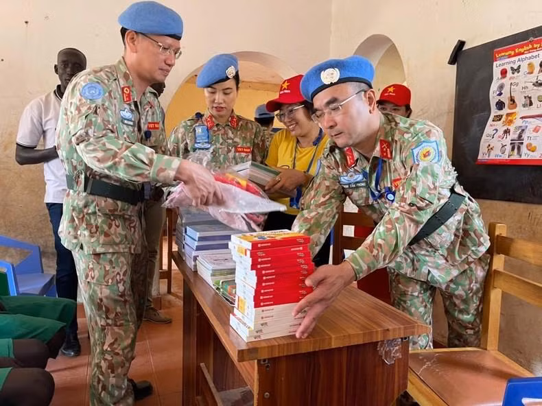 Officers and staff of Level-2 Field Hospital No. 4 prepare gifts for students in South Sudan (Photo: Field Hospital 2.4) Officers and staff of Level-2 Field Hospital No. 4 prepare gifts for students in South Sudan (Photo: Field Hospital 2.4)