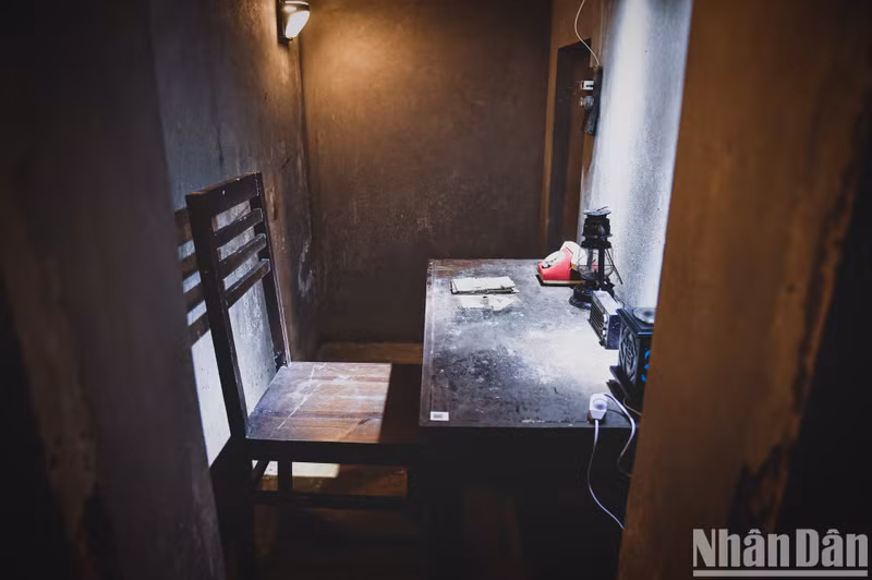 This is the working space of Editor-in-Chief Hoang Tung. The wall behind this desk hangs a large wooden board for sketching the pages of newspapers. This is the working space of Editor-in-Chief Hoang Tung. The wall behind this desk hangs a large wooden board for sketching the pages of newspapers.