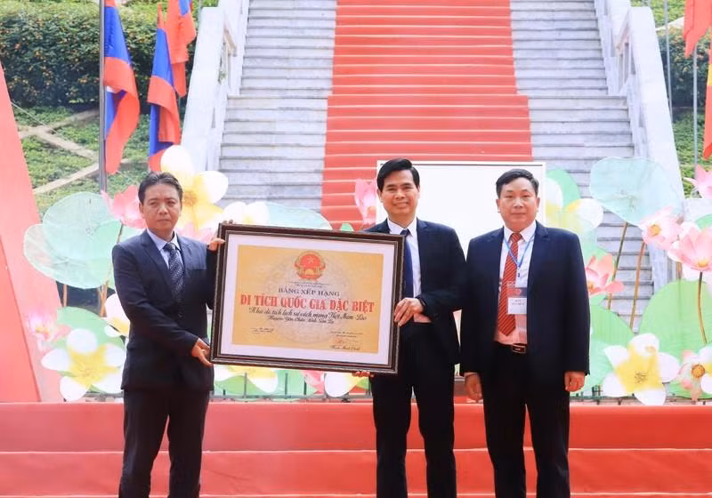 Son La receives a certificate recognising the Vietnam-Laos revolutionary historical relic site as a special national relic site. (Photo: NDO)