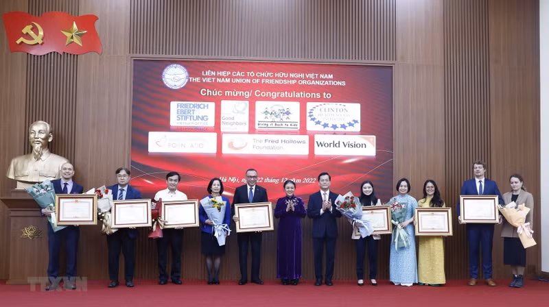 Prime Minister’s certificate of merit granted to seven foreign non-governmental organisations (NGOs) on December 22 (Photo: VNA)