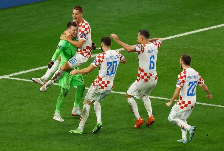 Croatia's Dominik Livakovic celebrates with Mario Pasalic, Josko Gvardiol, Dejan Lovren and Josip Juranovic after winning the penalty shootout and progressing to the quarter finals. REUTERS/Lee Smith