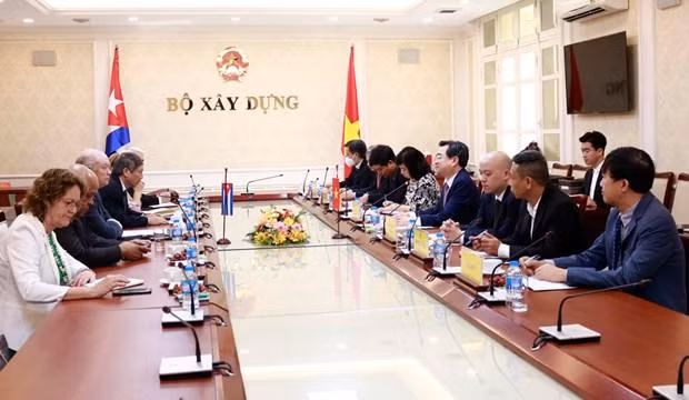 Minister of Construction Nguyen Thanh Nghi holds a working session with Cuban Minister of Foreign Trade and Foreign Investment Rodrigo Malmierca Diaz in Hanoi on September 27. (Photo: hanoimoi.com.vn)