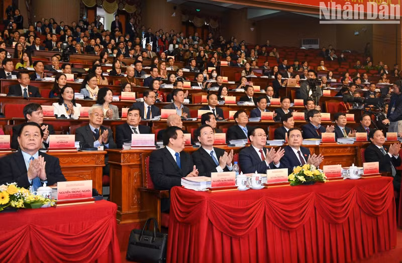 Chairman of the National Assembly Vuong Dinh Hue, Permanent member of the Party Central Committee’s Secretariat Vo Van Thuong, Standing Vice Chairman of the National Assembly Tran Thanh Man, President of the Ho Chi Minh National Academy of Politics Nguyen Xuan Thang, Head of the Party Central Committee’s Commission for Communication and Education Nguyen Trong Nghia at the workshop.