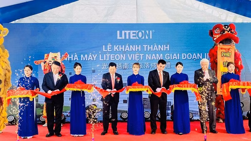 Delegates cut the ribbon to inaugurate the plant.