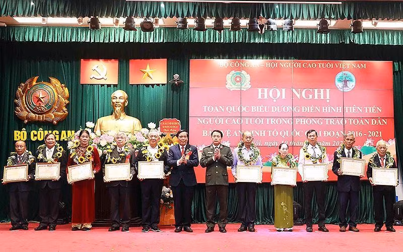 Certificates of merit presented to exemplary elderly people with outstanding achievements in the ‘All people protect national security’ movement. 