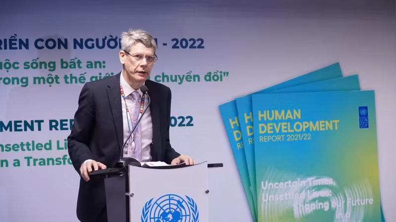 Professor Jonathan Pincus, UNDP Senior Economist, speaking at the launch of the report in Hanoi (Photo: UNDP.org)