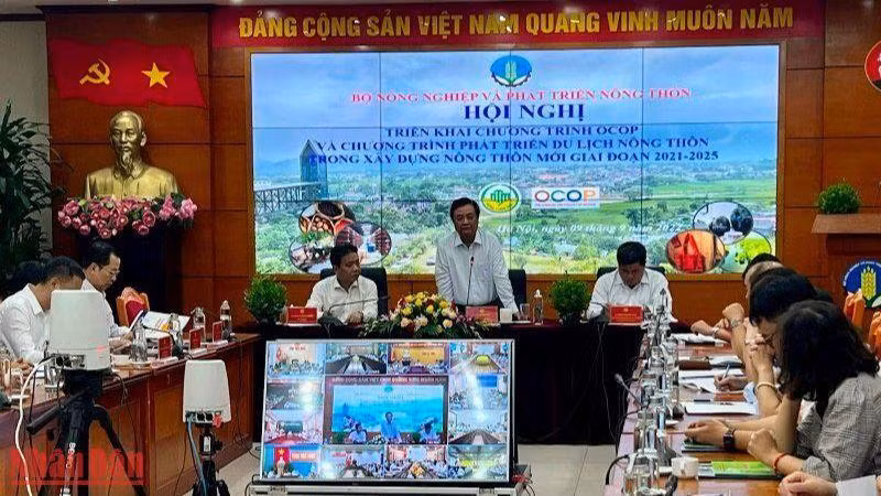 Minister of Agriculture and Rural Development Le Minh Hoan speaking at the conference.