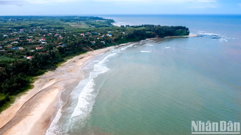 Cua Tung Beach is only about 30km from Dong Ha City.