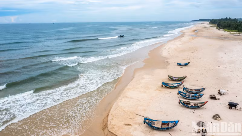 Stretching up to 14km, Vinh Thai Beach is especially blue and clean when there are minimal tourism and trading activities. The long sandy beaches are still where local fishing boats anchor and go out to sea every day.