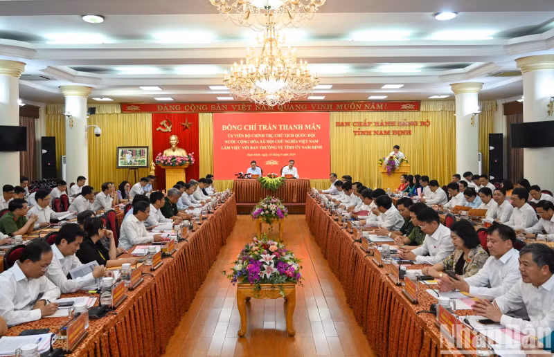 Overview of the meeting with the Standing Committee of the Nam Dinh Provincial Party Committee.