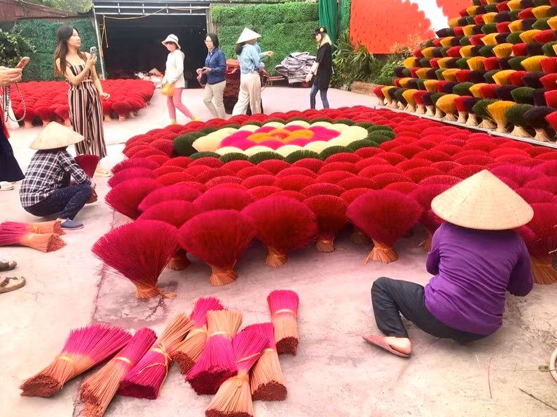 Traditional incense-making in Quang Phu Cau Commune, Ung Hoa District. Traditional incense-making in Quang Phu Cau Commune, Ung Hoa District.