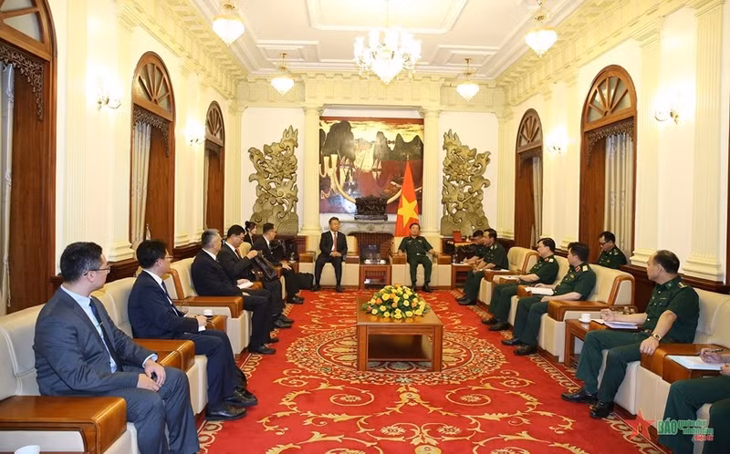 Deputy Minister of National Defence Sen. Lt. Gen. Hoang Xuan Chien on August 13 has a meeting with a delegation of the National Immigration Administration of China, led by its deputy head Li Junjie. (Photo: qdnd.vn)