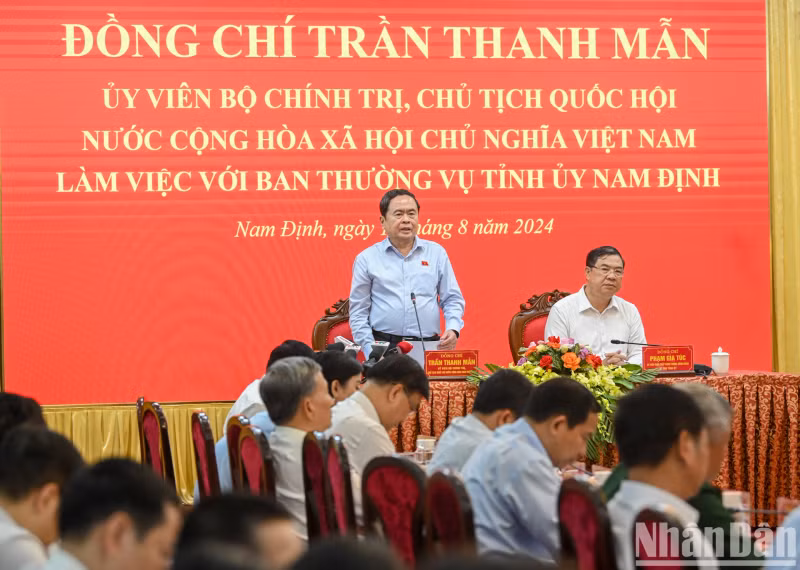 NA Chairman Tran Thanh Man gives a directive speech at the meeting.