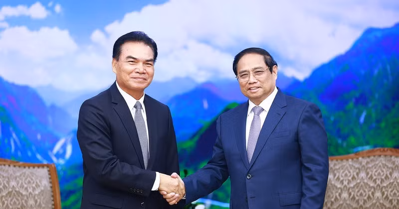 Prime Minister Pham Minh Chinh (R) and visiting Lao Minister of Planning and Investment and Chairman of the Laos-Vietnam Cooperation Committee Phet Phomphiphak at their meeting in Hanoi on August 19. (Photo: VNA).