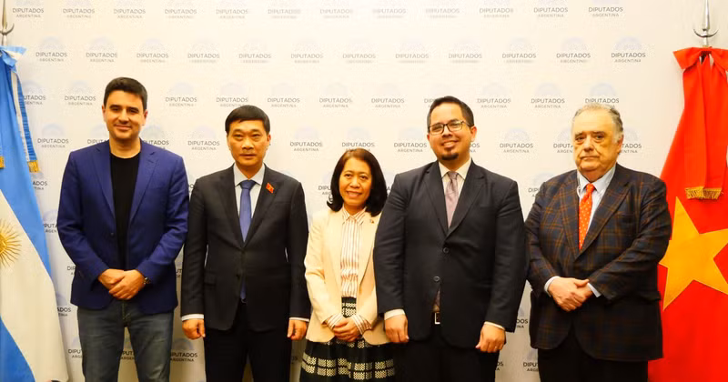 Vu Hong Thanh (2nd from left), member of the Vietnamese National Assembly's Standing Committee and Chairman of its Economic Committee, in a group photo with the freshly launched Argentina-Vietnam Friendship Parliamentarians’ Group. (Photo: VNA)