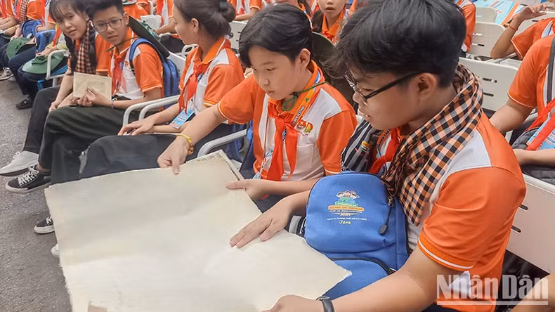 Children learn about Do paper.
